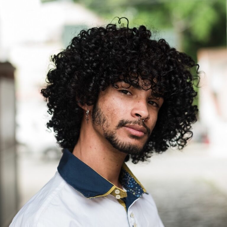 Capelli ricci crespi uomo